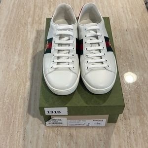 Gucci New Ace Bee Embroidered sneakers. Worn once. Like new. Women’s Size 37 (7)